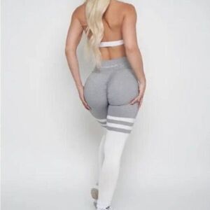 Flattering Light‎ Grey Striped Scrunch Butt Leggings Size XL